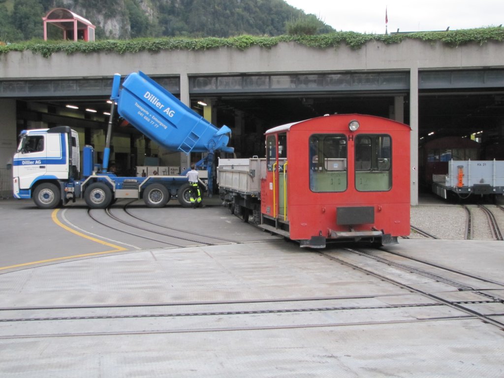 Ta 2/2 1 der VRG an der Drehscheibe in Vitznau beim beladen von Gterwagen, an 8.September 2011