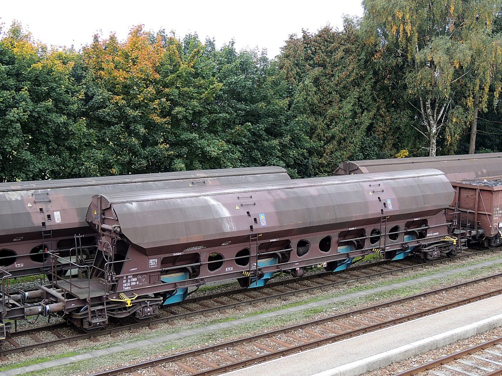 Tadns 31810838399-9 ist entladen und steht am Rieder Bahnhof mit G68807 zur Abfahrt bereit; 121010