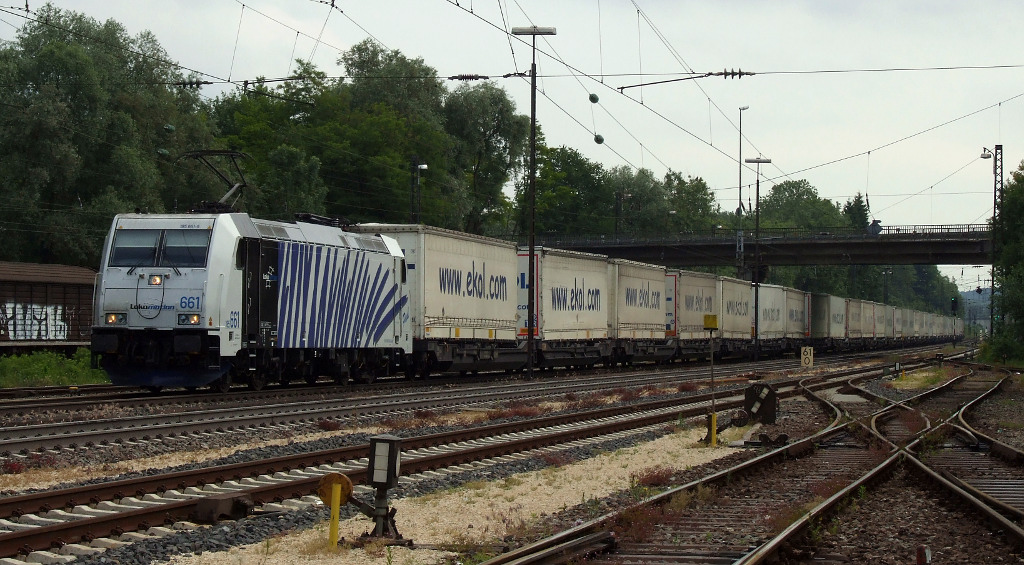 Tglich durchfhrt der ekol-Zug den Bahnhof Gnzburg. Dabei kommen unterschiedliche Lokomotiven zum Zug, meist von Lokomotion. Am 02.06.2011 hat 185 661 den Zug zu befrdern.