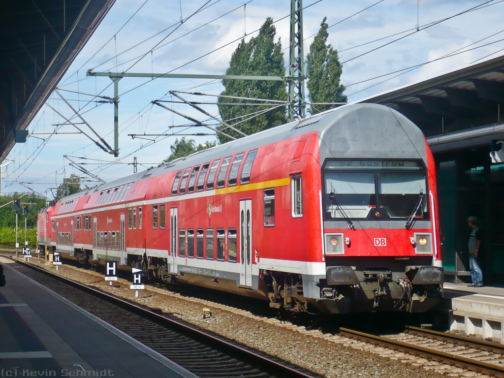 Tag 1: Auch eine typische Rostocker S-Bahn darf natürlich nicht fehlen. Hier erreicht eine S2 von Warnemünde nach Güstrow gerade den Rostocker Hauptbahnhof auf Gleis 2.
