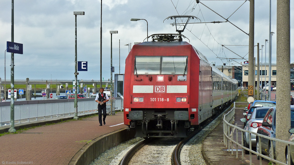 Tag 1: Auch wenn die Station Norddeich Mole wenig Fotomöglichkeiten bietet, wollte ich hier zumindest unseren Abreise-IC 130 nach Luxembourg mit 101 118-8 an der Spitze fotografisch dokumentieren. (12.08.2011)