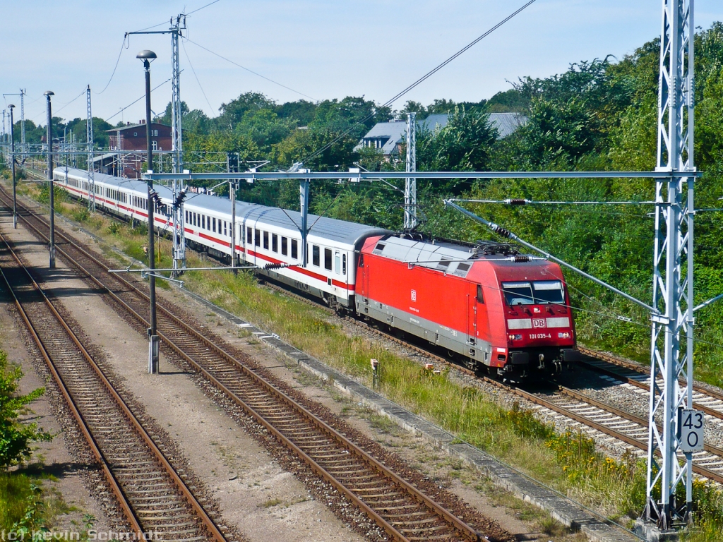 Tag 1: Bei unserem kurzen Zwischenstopp in Ribnitz-Damgarten West hatten wir die Gelegenheit, gleich zwei IC zu fotografieren. Da Christopher schon sein Bild vom IC 2213 hochgeladen hat, folgt hier nun mein Bild vom IC 2380, der von Hamburg nach Stralsund unterwegs war. Von dieser Seite der Brücke hat man auch den Bahnhof etwas im Bild.