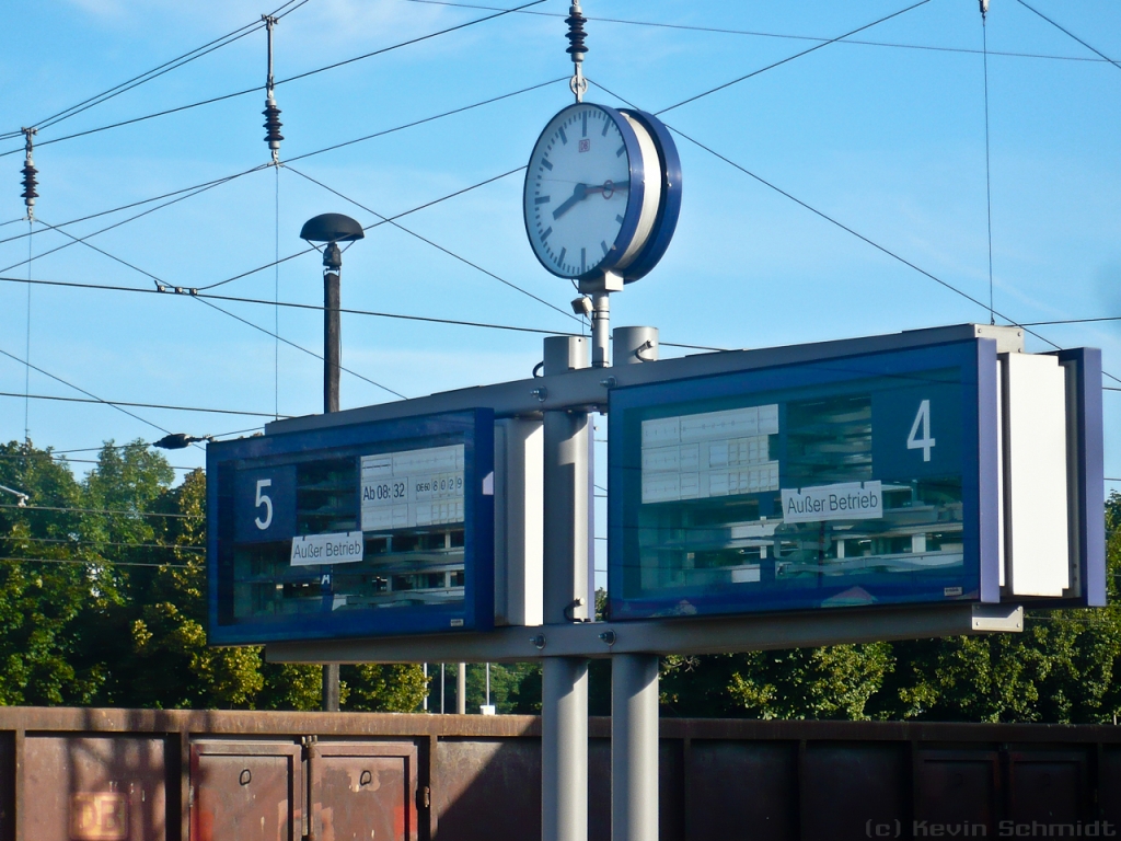 Tag 1: Beim Halt unseres RE in Eberswalde fielen mir sofort diese beiden äußerst defekten Anzeiger auf, die ich hier aus dem Übersetzfenster eines DBuza heraus fotografieren konnte.