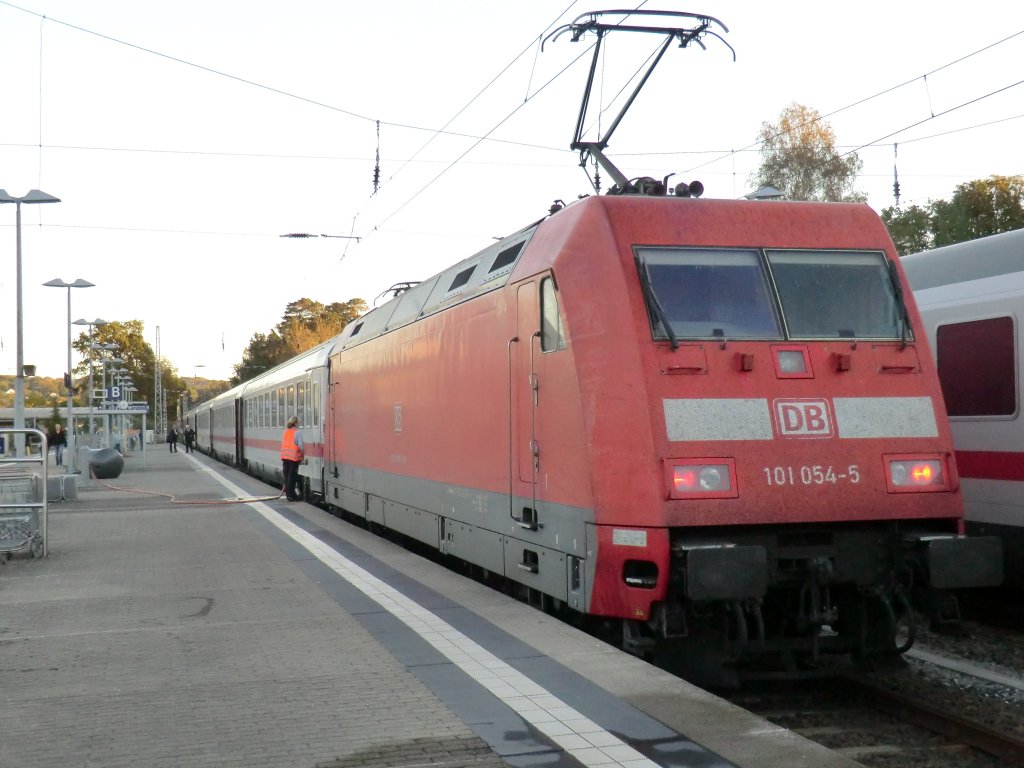 Tag 1: Nachdem wir dann in Stralsund nochmal umgestiegen waren erreichten wir mit dem IC 2355 und Schublok 101-054 nach einer 13-stndigen Fahrt unser Urlaubsziel- das Ostseebad Binz.