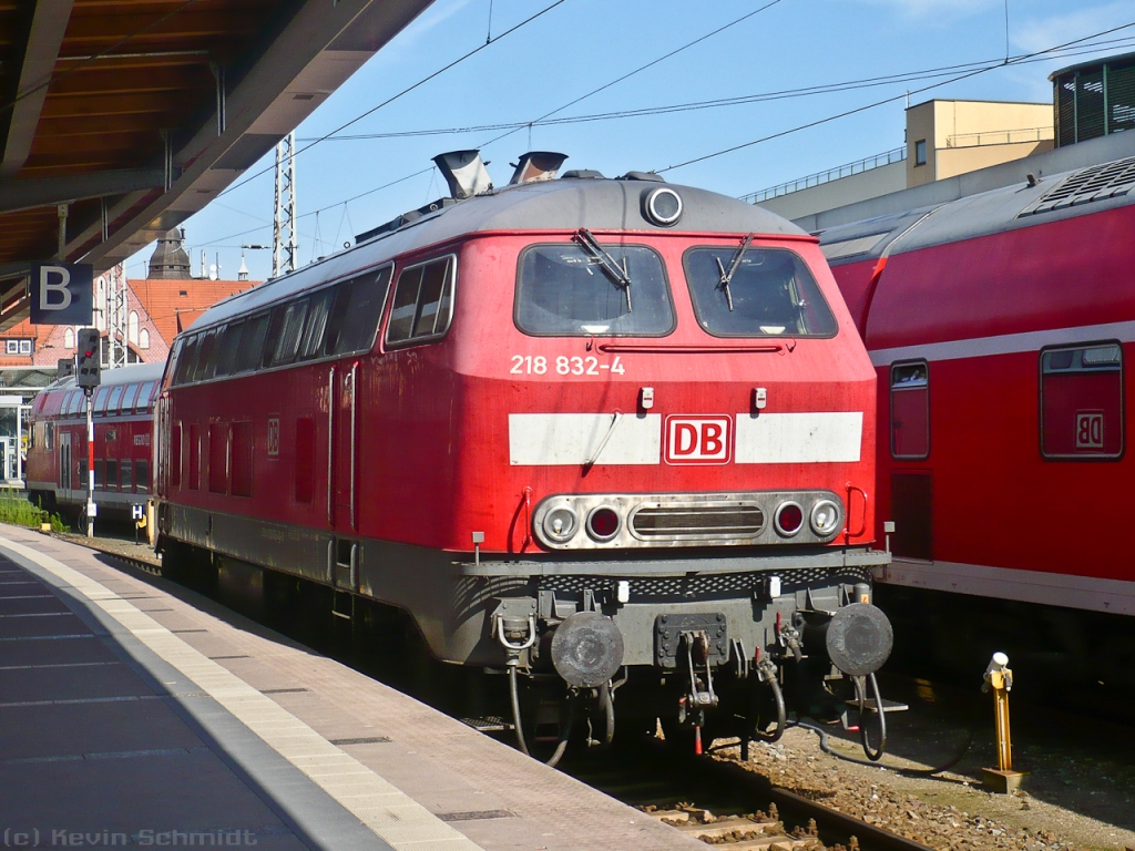 Tag 1: Schließlich erreichten wir mit Umstieg in den IC 1805 in Greifswald den Bahnhof Stralsund gegen 11:00 Uhr. Dort wurden die Wagen aus Seebad Heringsdorf mit den Wagen aus Ostseebad Binz vereinigt - die 218 832-4 hat den IC 1805 bis dahin ziehen dürfen.