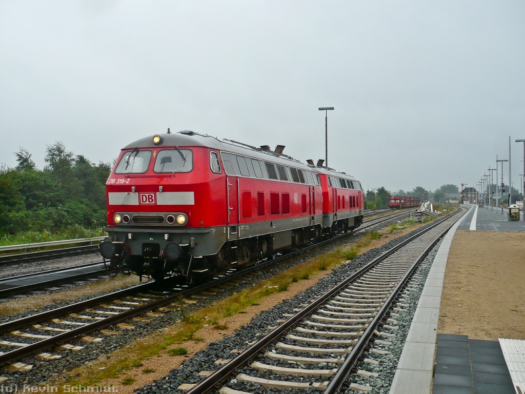 Tag 2: 218 319-2 rangiert mit einer Schwestermaschine im Bahnhof Niebüll.