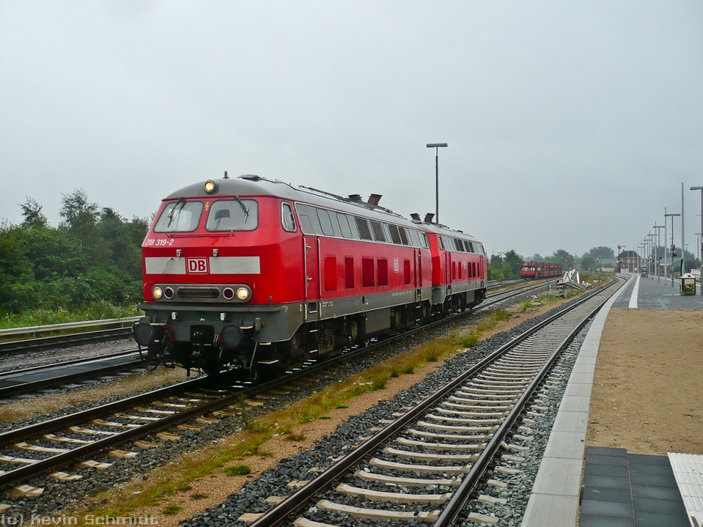 Tag 2: 218 319-2 rangiert mit einer Schwestermaschine im Bahnhof Niebüll.