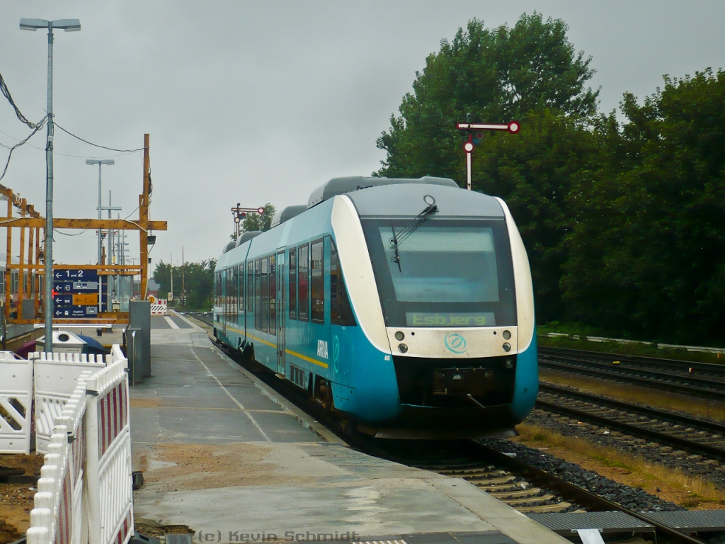 Tag 2: Ein Arriva-LINT steht als neg zur Fahrt nach Esbjerg im Bahnhof Niebüll auf Gleis 4.