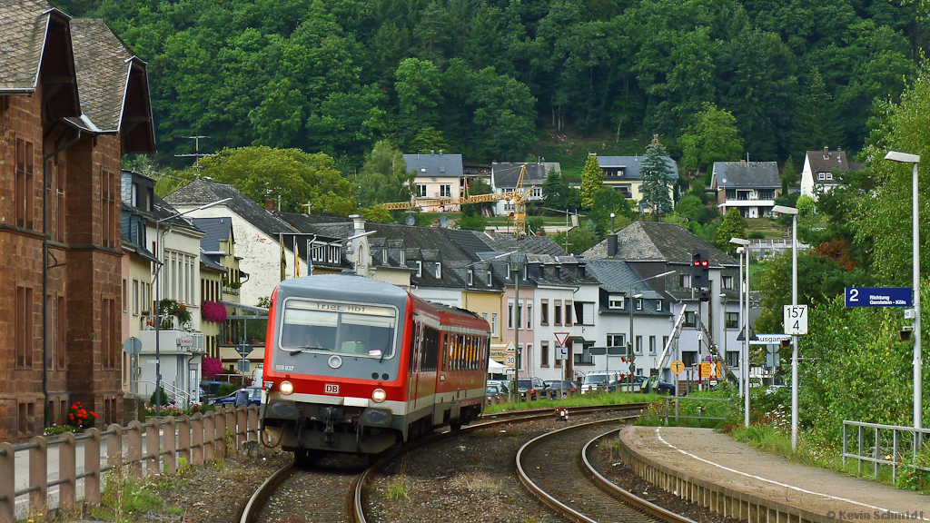 Tag 2: Ein VT 628 erreicht als RB aus Gerolstein den Bahnhof Kordel auf Gleis 1, um dann weiter nach Trier Hbf zu fahren. (13.08.2011)