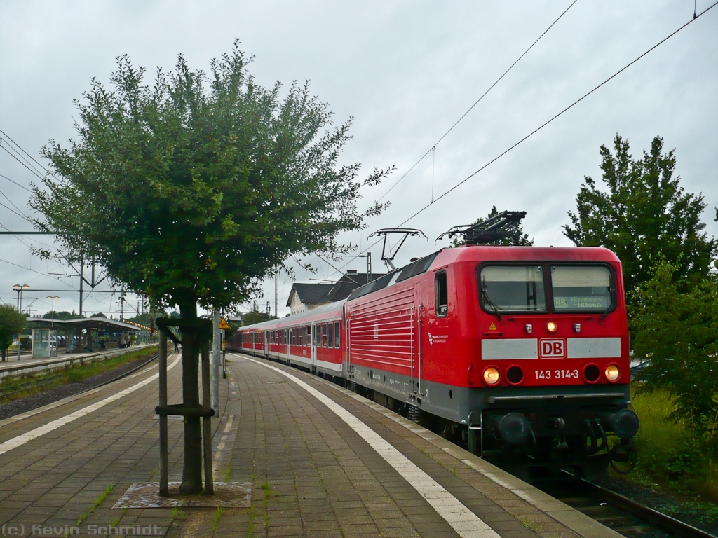 Tag 2: Nachdem uns IC 2075 von Heide (Holst) nach Itzehoe gebracht hat, stiegen wir dort in die hier zu sehende RB nach Hamburg-Altona um, um dort noch vor den meisten Fahrgästen in den ICE 1107 (die ehem. MET-Garnitur) steigen zu können, der uns nach Berlin bringen sollte. Mit besagter RB nach Hamburg-Altona steht hier die 143 314-3 auf Gleis 2 im Bahnhof Itzehoe.