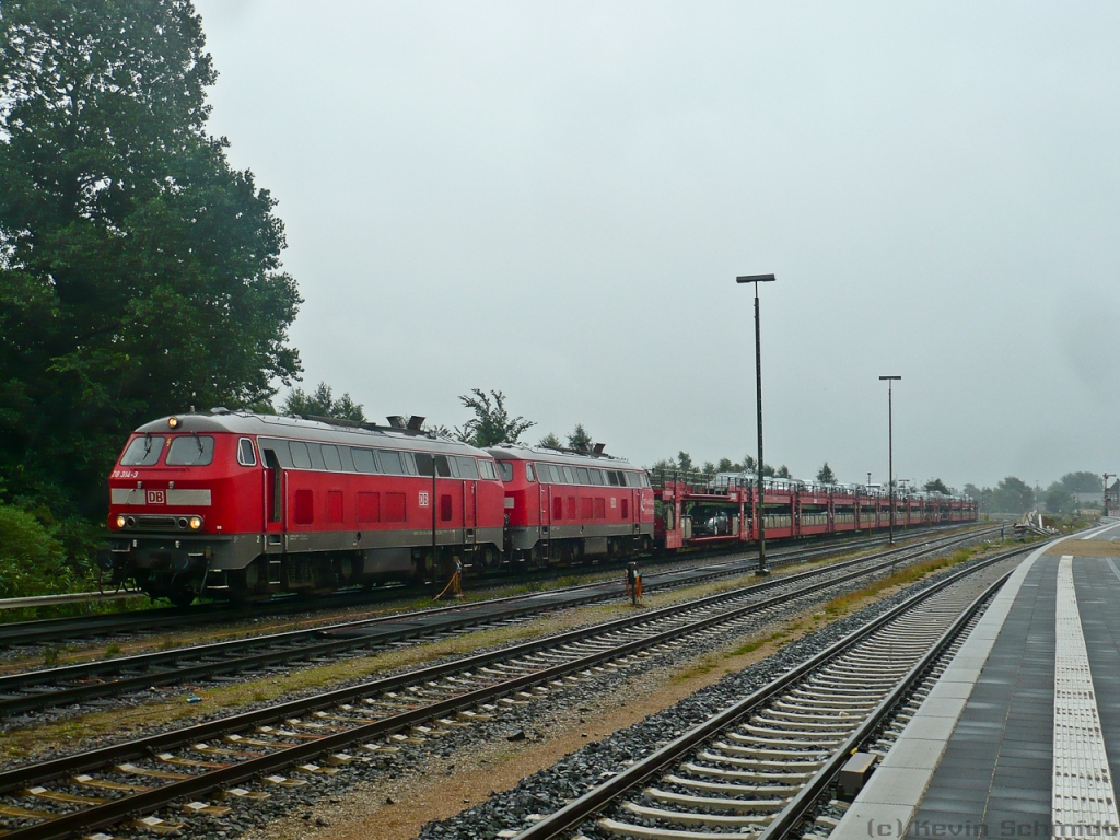 Tag 2: Nun sind wir in Niebüll angekommen. Gerade fahren zwei V160-Maschinen mit einem Autotransportzug in den Bahnhof ein. Hier hatte das Wetter schließlich den Tiefpunkt des Tages erreicht.