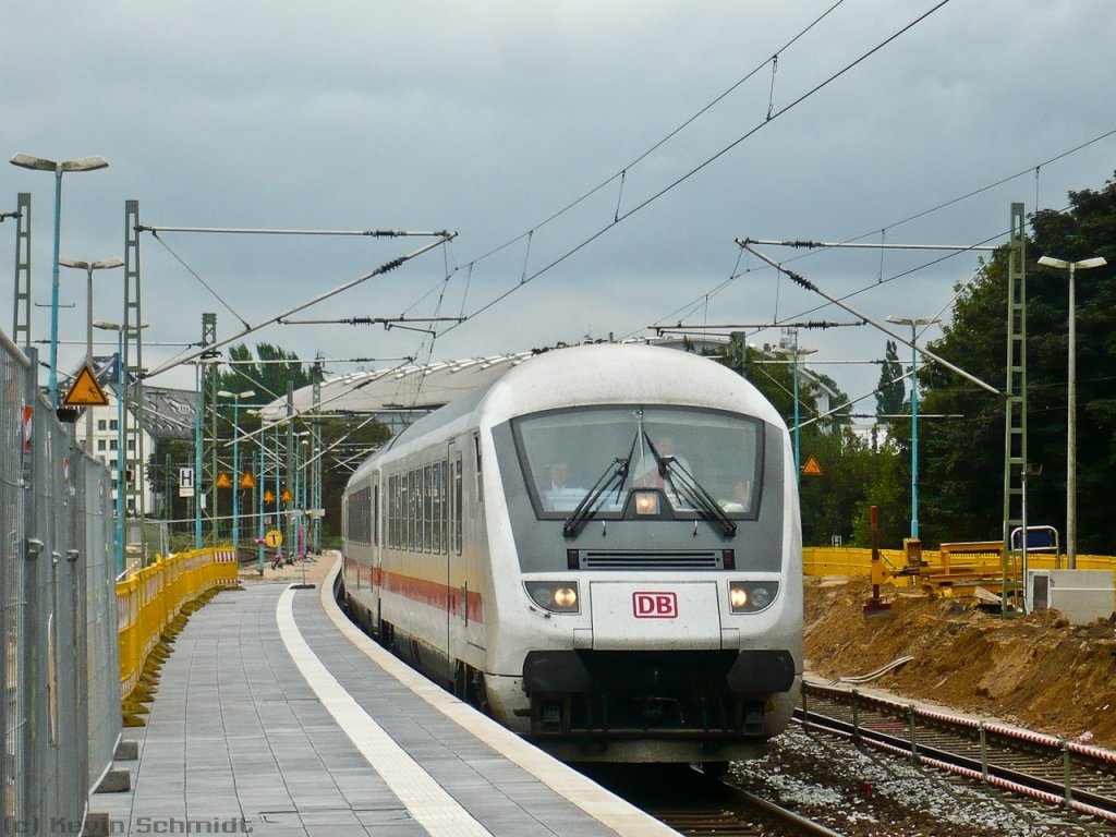 Tag 2: Und hier kommt eine Überraschung für uns! Da ICE 386 ausgefallen ist, kam eine IC-Garnitur als Ersatzzug 2800 zum Einsatz. Er bestand u. a. aus einigen Bvmz-Wagen - in einem solchen fuhren wir dann weiter nach Schleswig. Der Aufenthalt dort hatte aber aufgrund der Verspätung des Ersatz-IC von gut 40 Minuten dann eher Umstiegscharakter.
