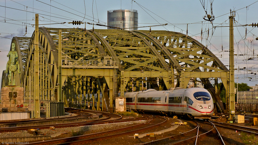 Tag 3: Am Abend erreicht ICE 10 von Frankfurt (Main) nach Brüssel den Kölner Hauptbahnhof auf Gleis 6. (14.08.2011)