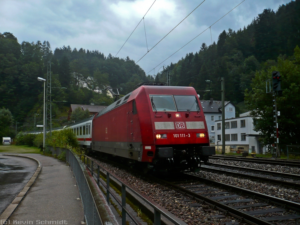 Tag 3: Auch wenn mir in Triberg diese Fotostelle schon im Vorfeld motivlich sehr positiv aufgefallen war, Christopher allerdings lieber den Bahnsteig als klassischen Fotostandpunkt gewählt hatte, bin ich vom entstanden Bild positiv überrascht. Besonders gefallen mir die Berge mit dem Taleinschnitt und die Wolkenbildung am regnerischen Himmel. Und in diese tolle Kulisse fügt sich auch die 101 111-3 sehr gut ein, die mit ihrem IC 2370 von Konstanz nach Hannover Hbf gerade um die Kurve zum Bahnhof Triberg biegt.