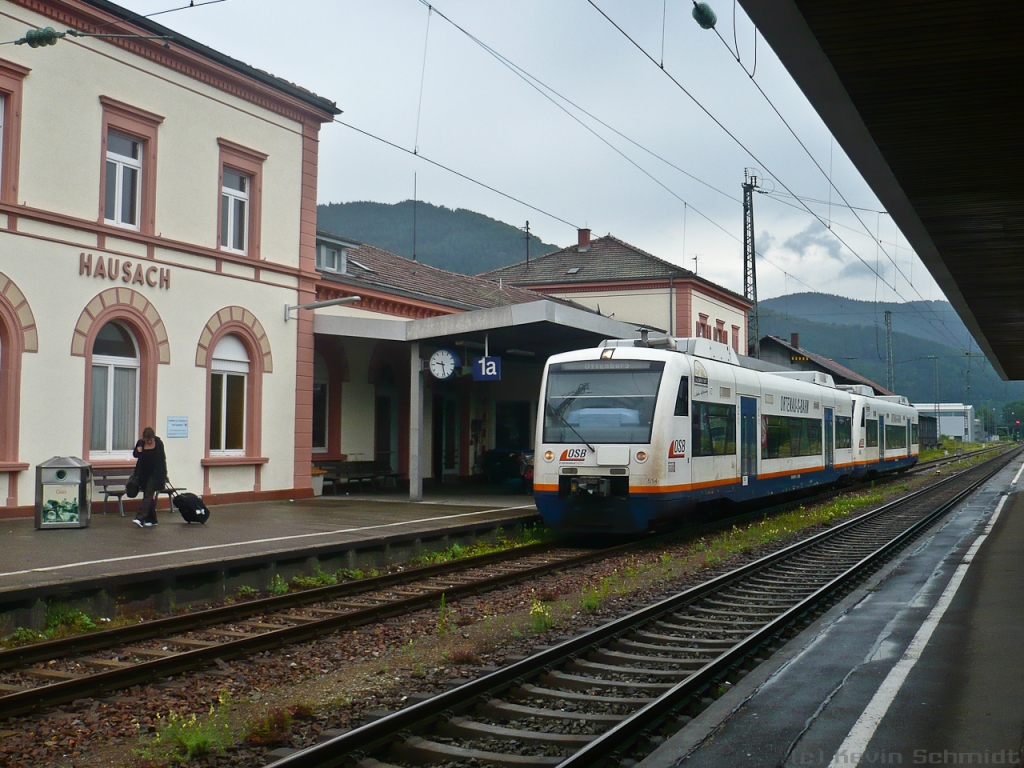 Tag 3: Die erste Station auf unserer kleinen Tour durch den Schwarzwald war Hausach. Hier erreicht gerade eine OBS von Freudenstadt Hbf nach Offenburg den Bahnhof auf Gleis 1.