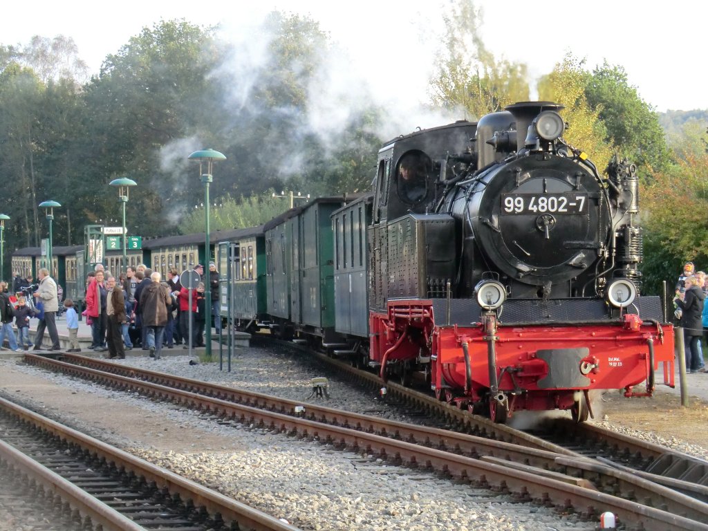 Tag 3: Eine Fahrt mit der Bderbahn brachte uns am Nachmittag nach Binz LB, wo ich den  Rasenden Roland  nach Putbus ablichten konnte. (13. Oktober 2010)