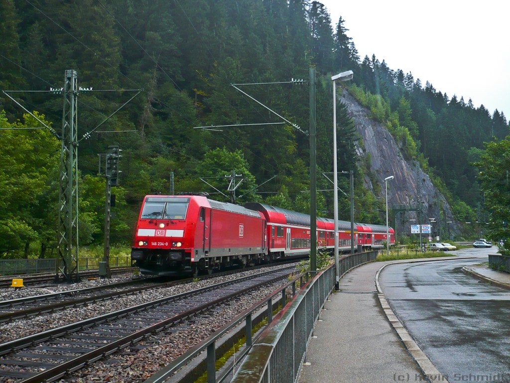 Tag 3: Gleich nach dem IC 2370 kam auch schon 146 234-0 mit ihrem RE von Karlsruhe Hbf nach Kreuzlingen in die Gegenrichtung um die Kurve gebogen.