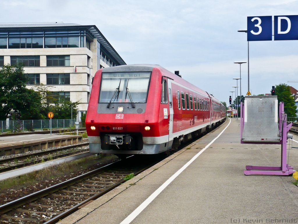 Tag 3: Hier erreicht unser VT611-Trio als IRE von Lindau Hbf nach Ulm Hbf den Stadtbahnhof Friedrichshafen auf Gleis 3.