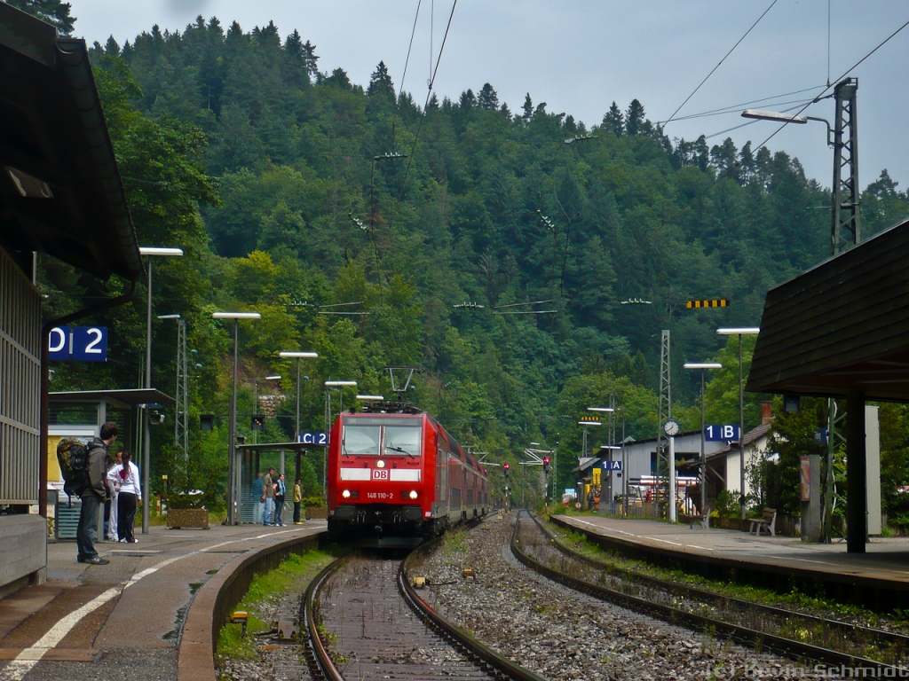 Tag 3: Hier noch ein letztes Bild aus Triberg. 146 110-2 fährt mit ihrem IRE von Karlsruhe Hbf nach Kreuzlingen auf Gleis 2 ein. Diesen verließen wir dann zur Mittagspause in Radolfzell.