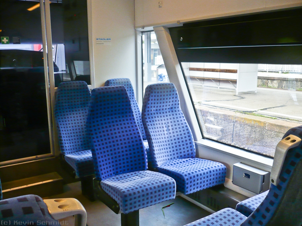 Tag 3: Mit einem DB-Regioshuttle ging es von Radolfzell nach dem Mittagessen am schnen Bodensee erstmal ber Ludwigshafen (Bodensee) nach Friedrichshafen Stadt, wo wir in den IRE nach Ulm Hbf umstiegen. Die Sitze der Regioshuttles sehen fast ein bisschen sportlich aus.