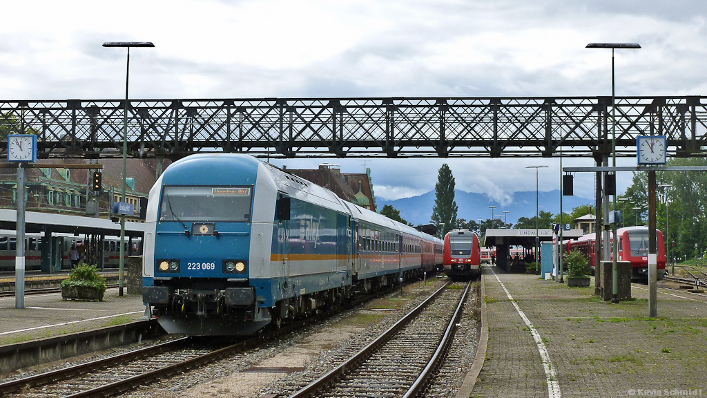Tag 4: 223 069 steht mit einem ALX nach Geltendorf abfahrbereit auf Gleis 6 im Lindauer Hauptbahnhof. (15.08.2011)