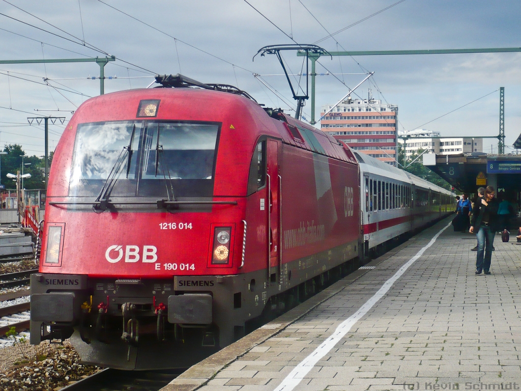 Tag 4: Da wir etwas früh dran waren, erreichten wir noch eine S-Bahn eher, mit der wir dann nochmal bis München Ost fahren konnten und dort in die RB nach Thann-Matzbach (eigentlich Mühldorf) umsteigen. Zuvor kam aber noch die 1216 014 mit dem EC 85 von München Hbf nach Bologna Centrale auf unserem Gleis eingefahren. Somit hat sich auch die längere Quietschie-Fahrt von Erding bis München Ost noch gelohnt. ;-)