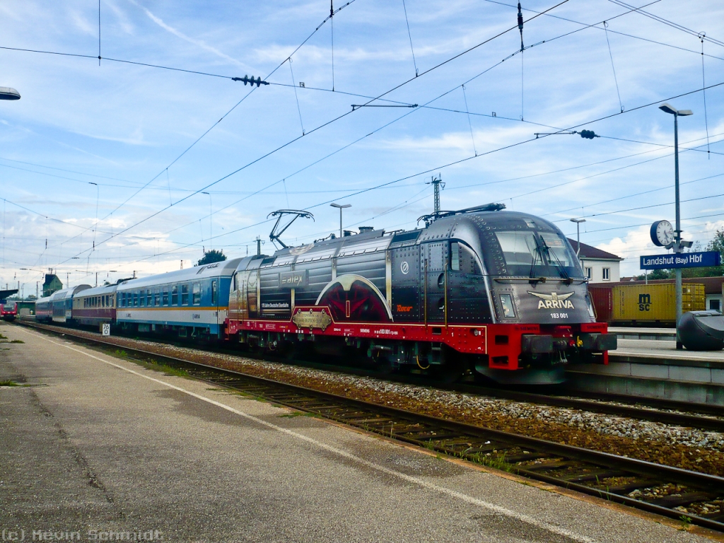 Tag 4: Sogar die Jubiläums-183 (183 001) von Arriva kam uns in Landshut mit einem ALX von Hof Hbf nach München Hbf besuchen. Auch ein TEE-Speisewagen tauchte in dem Zug auf.