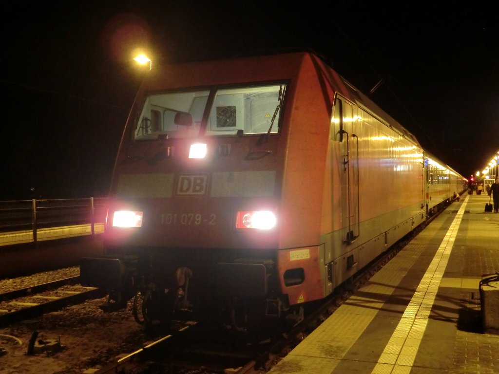 Tag 5: 101-079 hat am Abend des 15. Oktober 2010 den EC 378 aus Wien Praterstern nach Binz gezogen.