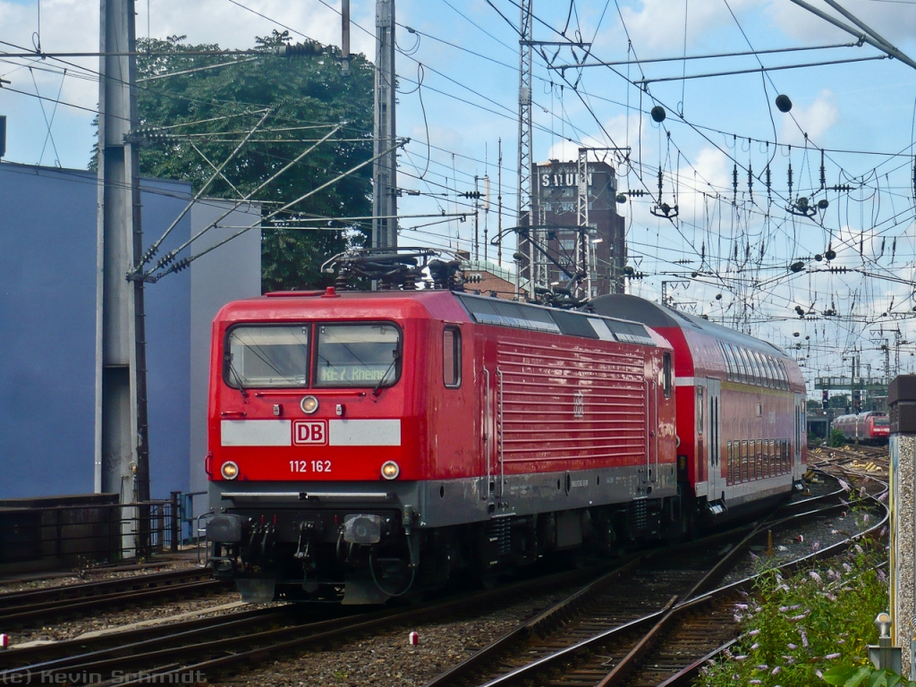 Tag 5: 112 162 kommt mit einem RE 7 von Krefeld Hbf nach Rheine in den Kölner Hauptbahnhof gefahren.