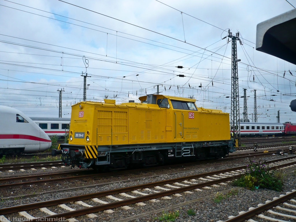 Tag 5: 203 314-0 mitten im Bahnbetrieb in Hamm (Westf): Links verlässt ein ICE2-Pärchen den Bahnhof in Richtung Berlin und ganz hinten fährt aus der Gegenrichtung noch ein IC in den Bahnhof ein.