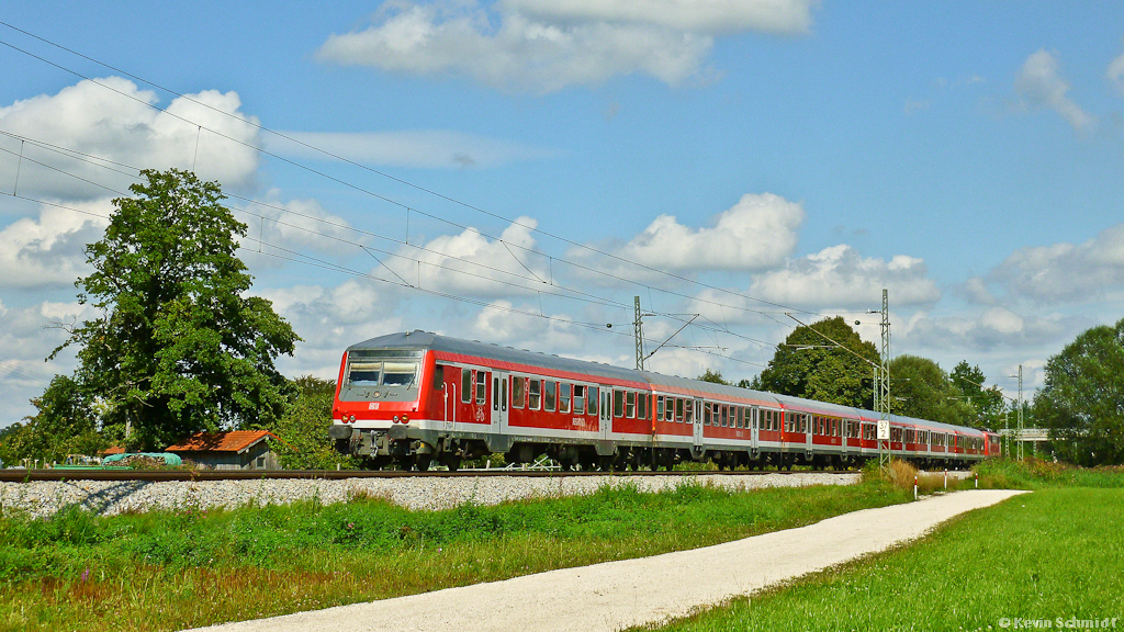 Tag 5: Am Nachmittag waren wir im Chiemgau angekommen. Hier bei Übersee fährt gerade ein RE aus Salzburg in Richtung München. (16.08.2011)