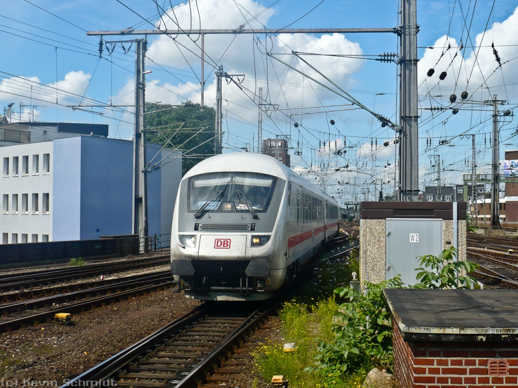 Tag 5: Auch von einem IC erhielten wir am Bahnsteigende Besuch. Es ist IC 2024 aus Passau, der hier trotz der langen zurückgelegten Strecke noch nicht so lange auf den  Beinen  ist wie wir. Er erreicht auf seiner Fahrt nach Hamburg gerade Köln Hbf auf Gleis 4.