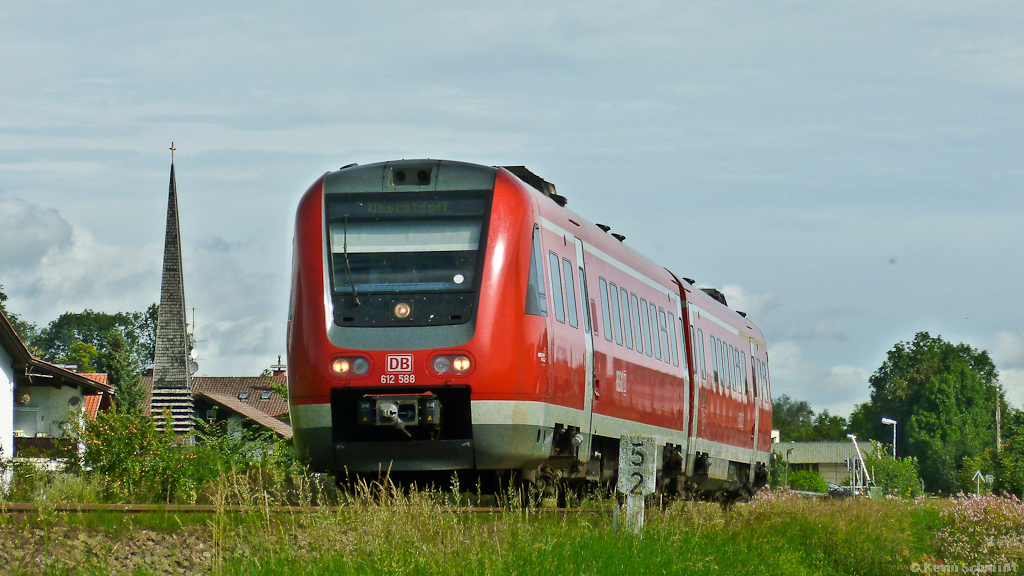 Tag 5: Ein VT 612 ist als RE aus Nürnberg bei Blaichach unterwegs nach Oberstdorf. (16.08.2011)