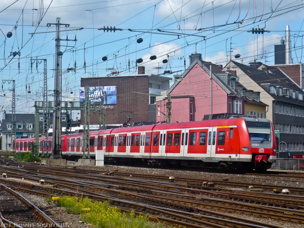 Tag 5: Hier erreicht ein Quietschie-Doppel vom Düsseldorfer Flughafen auf der Fahrt nach Bergisch Gladbach den Hauptbahnhof Köln auf Gleis 10.