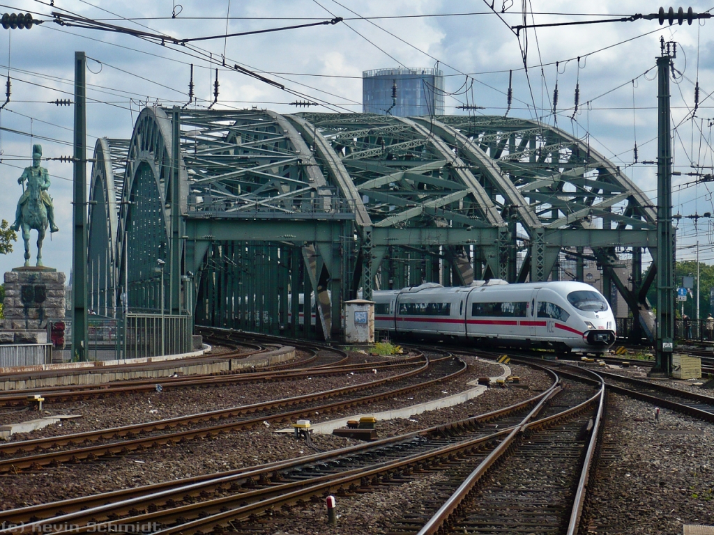 Tag 5: Hier überquert ICE 724 aus München Hbf den Rhein über die Kölner Hohenzollernbrücke bei der Einfahrt in den Hauptbahnhof auf Gleis 5. Seine Fahrt wird er hier beenden.