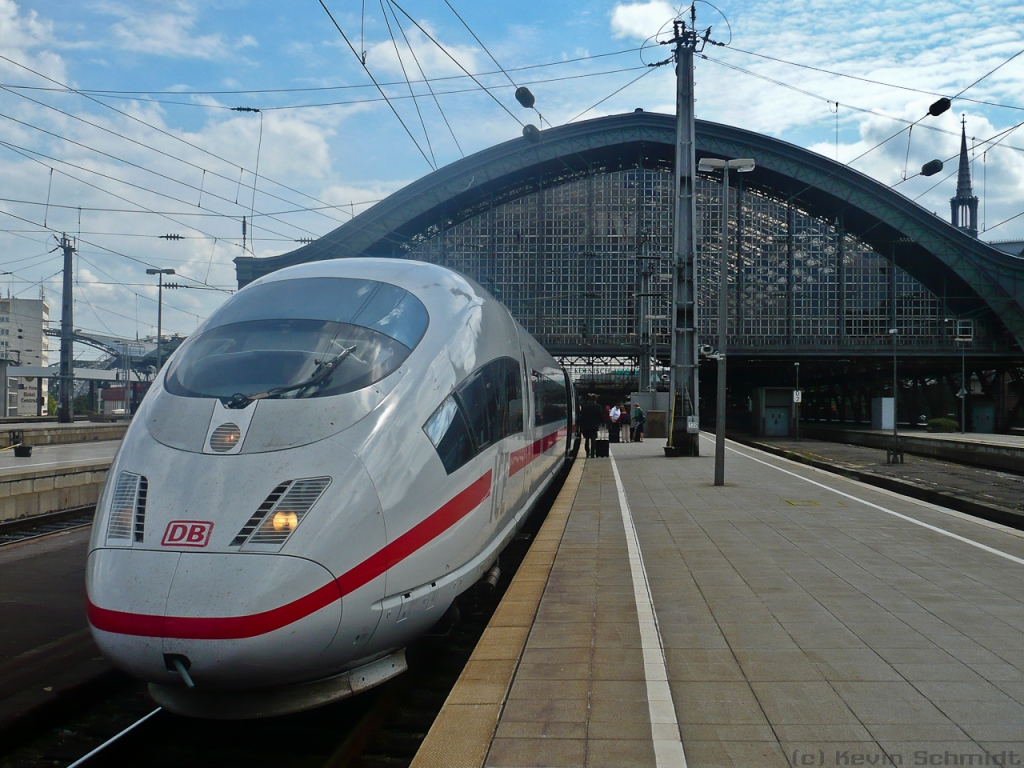 Tag 5: Hier wollte ich mal mit Hilfe einer weitwinkligen Aufnahme die aerodynamische Schnauze eines ICE 3 zur Geltung bringen. Sie ergänzt hier sogar noch die Form der Kölner Hauptbahnhofshalle in einem eleganten Bogen! ;-) Der ICE 3 war übrigens unterwegs nach Dortmund Hbf und kam eben aus München Hbf auf Gleis 5 eingefahren.