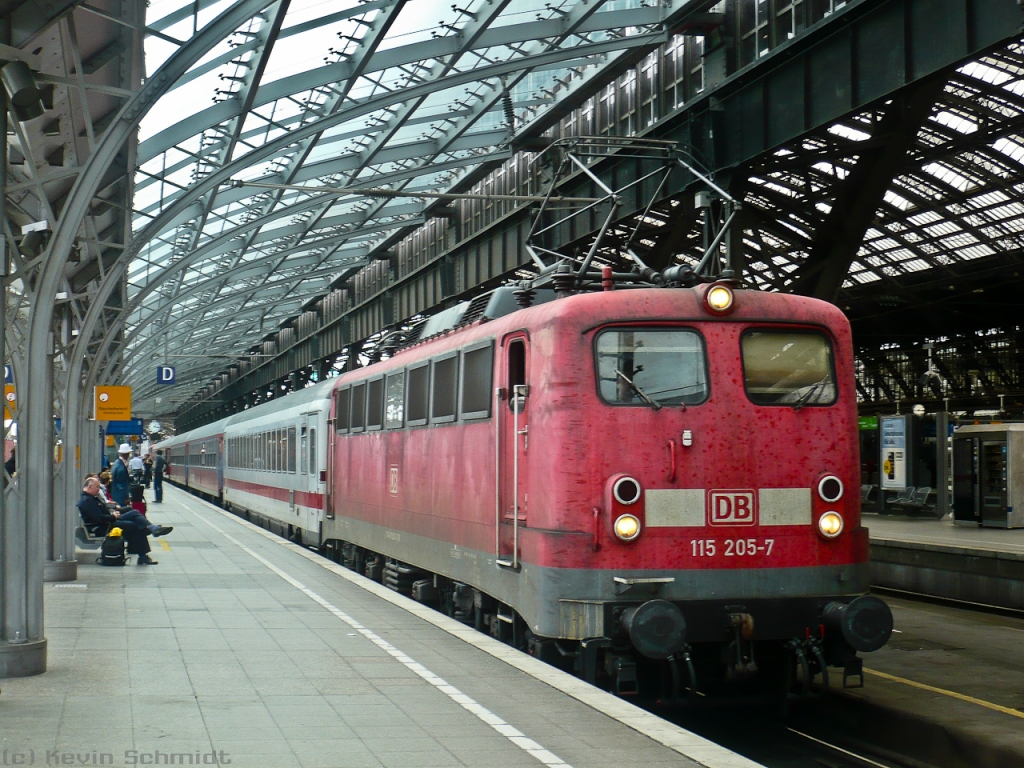 Tag 5: Nach dem Aussteigen beeilten wir uns noch, die 115 205-7 vor unserem IC 2862 in Köln Hbf zu fotografieren, bevor sie den Zug weiter nach Bonn Hbf zog.