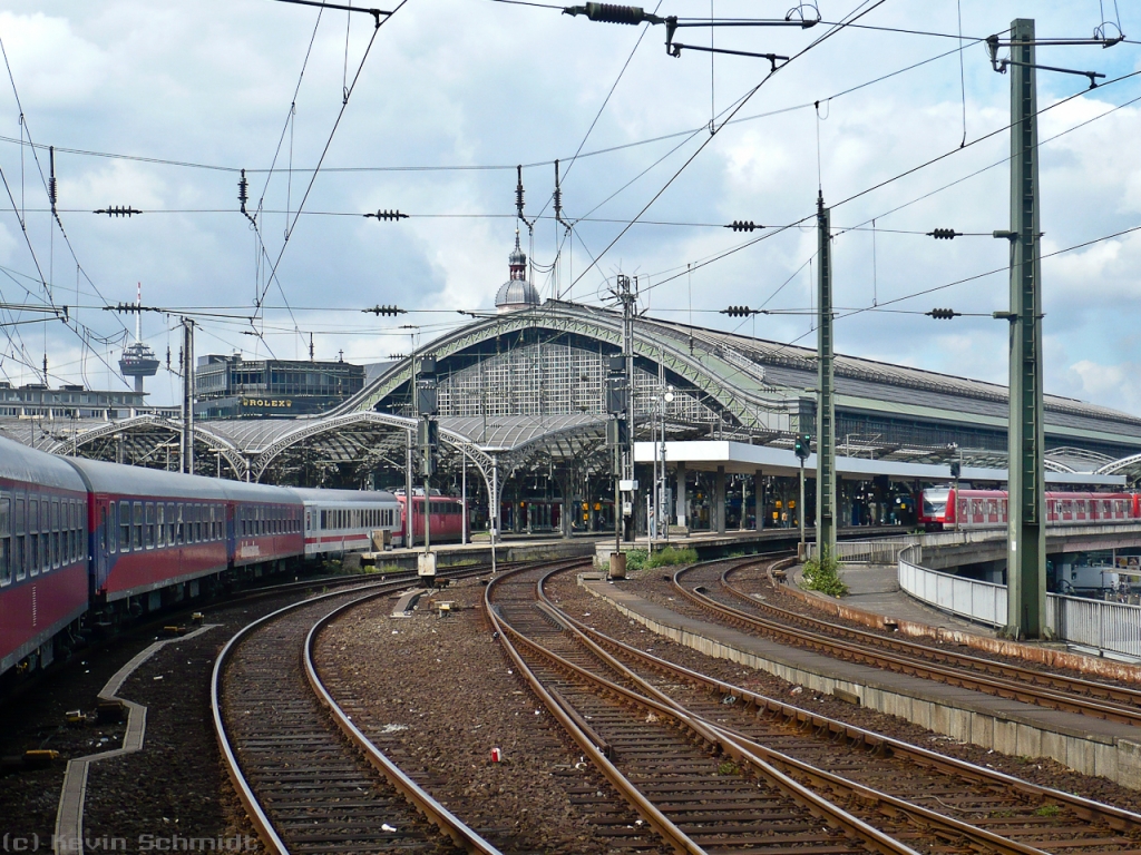 Tag 5: Schließlich erreichen wir nach der Fahrt über die Hohenzollernbrücke den majestätischen Kölner Hauptbahnhof, wo wir den IC 2862 für einen fast zweistündigen Aufenthalt verließen. Allerdings reichte schon eine gute Stunde, um eine überwältigend vielfältige Menge an Bildern zu bekommen.