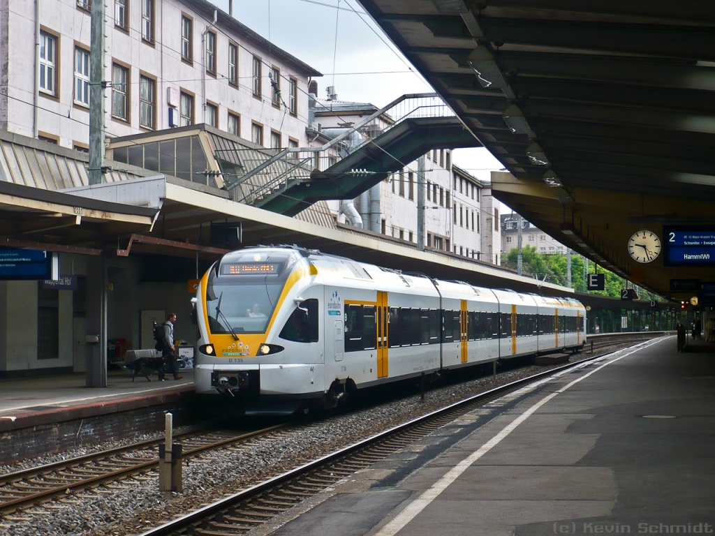 Tag 5: Unser ICE 515 hatte auf dem Weg von Hagen nach Wuppertal den ET 7.09 der eurobahn überholt, so dass wir in Wuppertal wieder auf ihn trafen. Hier ist er gerade auf Gleis 1 eingefahren.