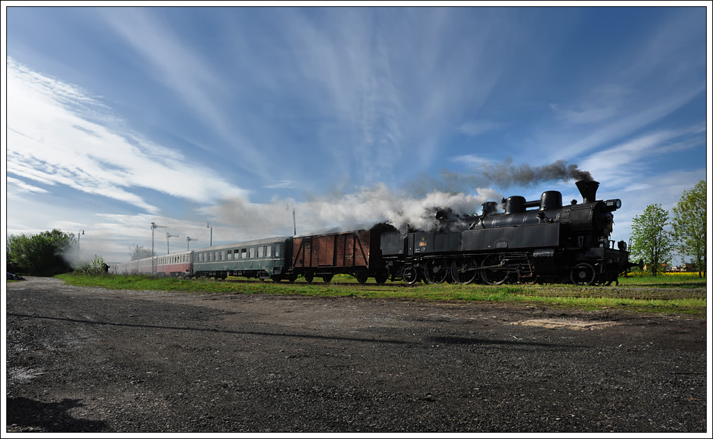 Tag 5 unserer Reise brachte uns auf die Strecke Prag - Lun u Rakovnka. Eigentlich htte 477.043 den Sonderzug  Sp 19770 von Prag nach Lun bespannen sollen. Zum Einsatz kam allerdings 354.195, am Bild zu sehen bei der Durchfahrt in Jeneč am 12.5.2013. 