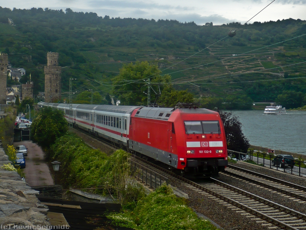 Tag 6: 101 132-9 kommt mit ihrem IC 2113 von Hamburg-Altona nach Stuttgart mit einiger Verspätung durch Oberwesel gefahren.