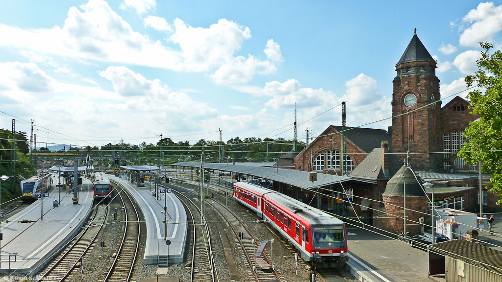 Tag 6: Ein VT 628 hat als RB aus Limburg (Lahn) den Bahnhof Gießen auf Gleis 11 erreicht und verlässt diesen nun als RE nach Fulda. (17.08.2011)