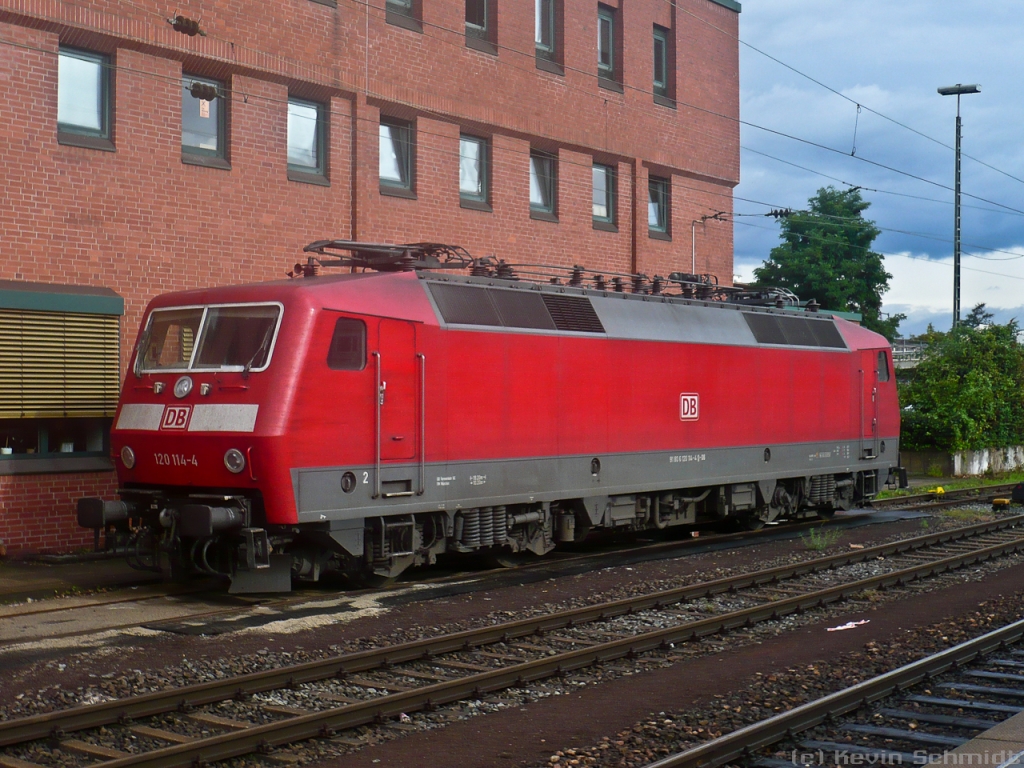 Tag 7: 120 114-4 ruht sich im Koblenzer Hauptbahnhof aus.