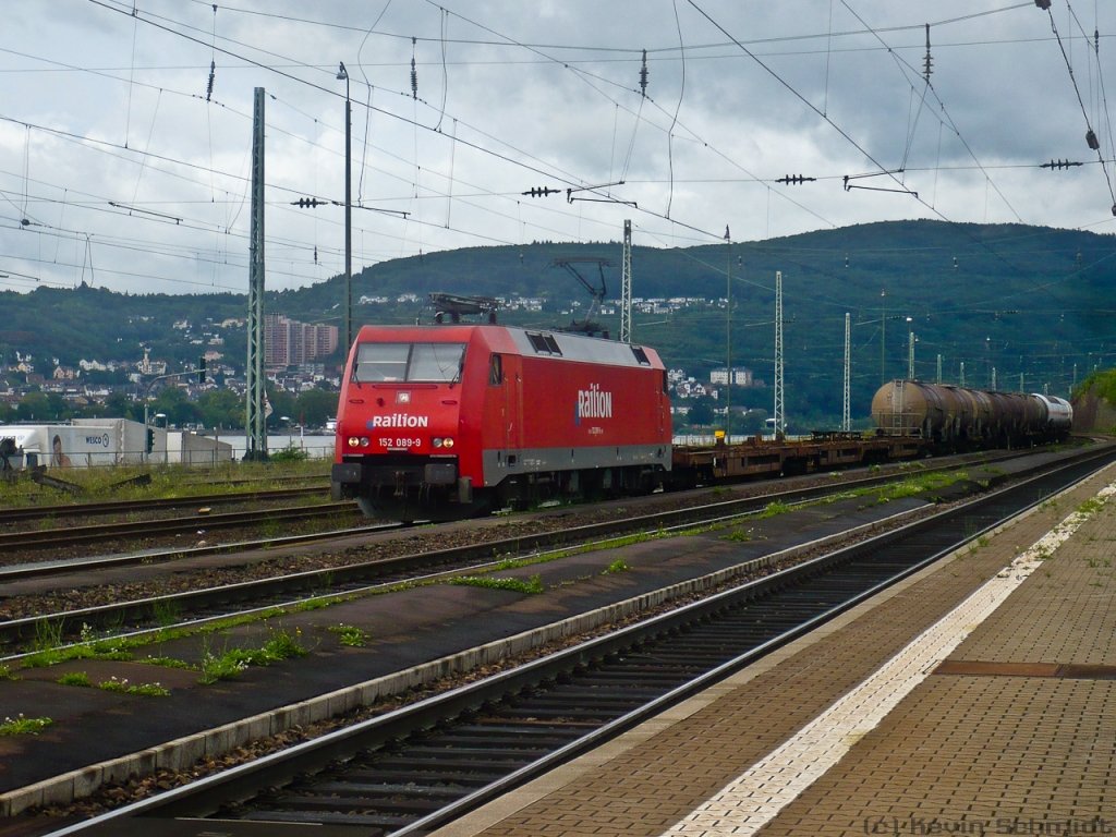 Tag 7: 152 089-9 durchfährt mit einem gemischten Güterzug den Bahnhof Rüdesheim (Rhein). Im Hintergrund auf der anderen Rheinseite ist die Stadt Bingen zu sehen.