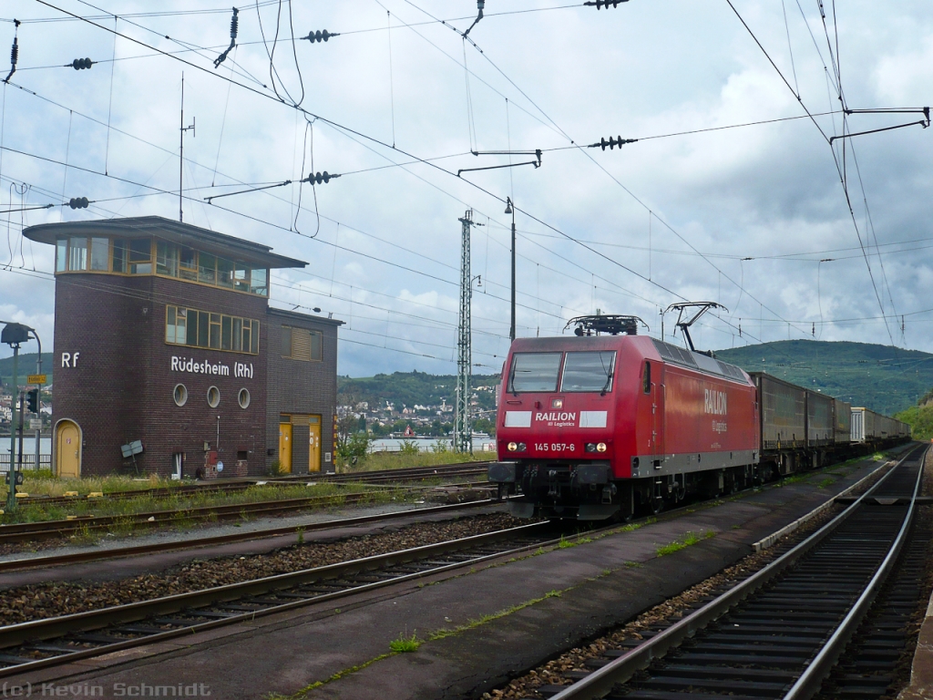 Tag 7: Vor lauter Güterzügen bei unserem Aufenthalt in Rüdesheim musste ich meinen Foto-Standort auf dem Bahnsteig motivvariierend verändern. Daher ist nun das Stellwerk mit im Bild. ;-) Hier durchfährt 145 057-6 mit einem Güterzug den Bahnhof in Richtung Wiesbaden.