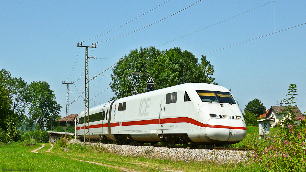 Tag 9: Bei Eschenlohe zwängt sich ICE 583 aus Lübeck (Tz  Saalfeld (Saale) ) durch die engen Kurven der Karwendelbahn. Sein Ziel ist in Kürze der Bahnhof Garmisch-Partenkirchen. (20.08.2011)