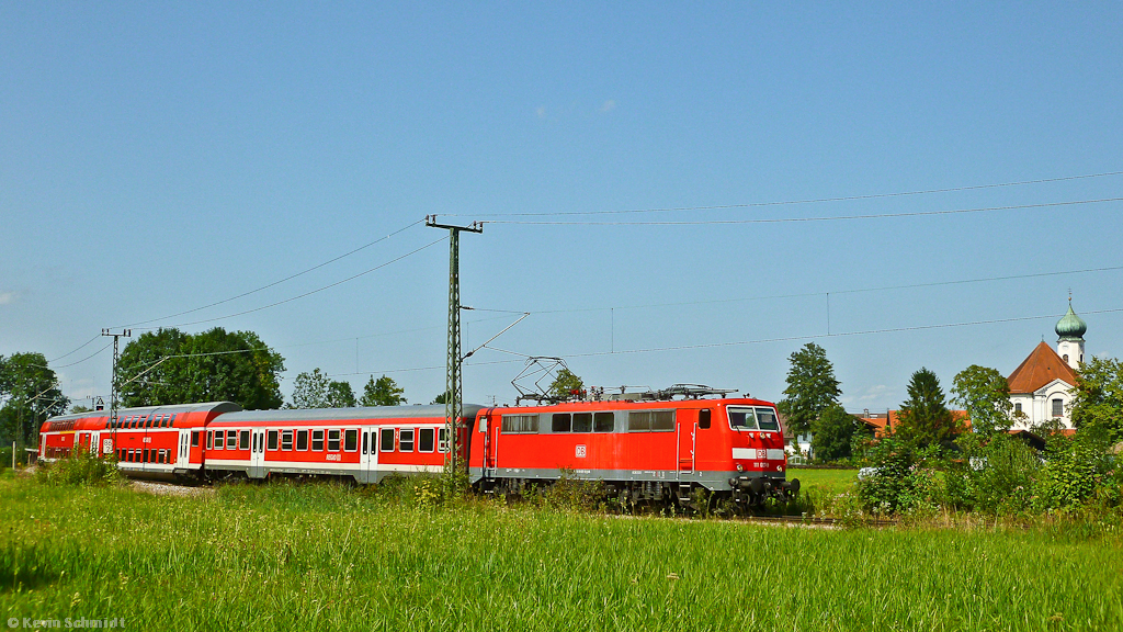 Tag 9: Dann kam noch 111 027-9 an unserer Fotostelle in Eschenlohe mit einer RB von München Hbf nach Mittenwald vorbei. (20.08.2011)