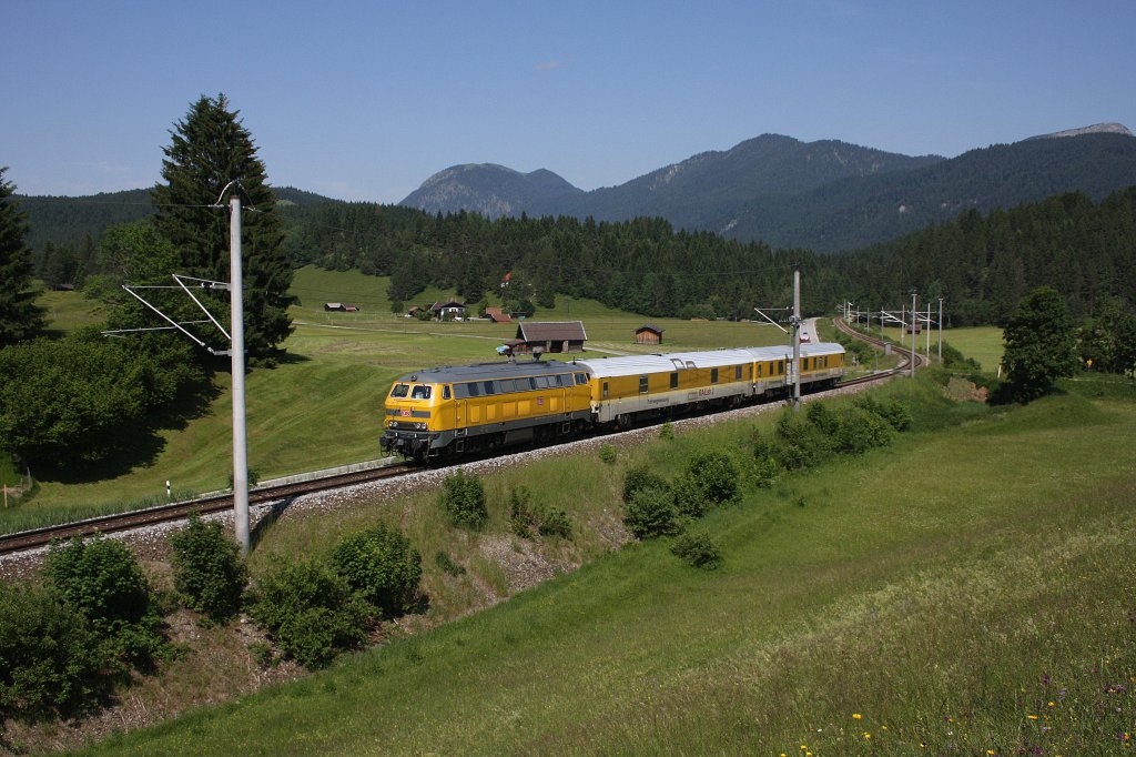 Tag der Messzge auf der Mittenwaldbahn: 218 392-9 am Weg Richtung Garmisch - Partenkirchen, hier bei Klais. 19.06.2012