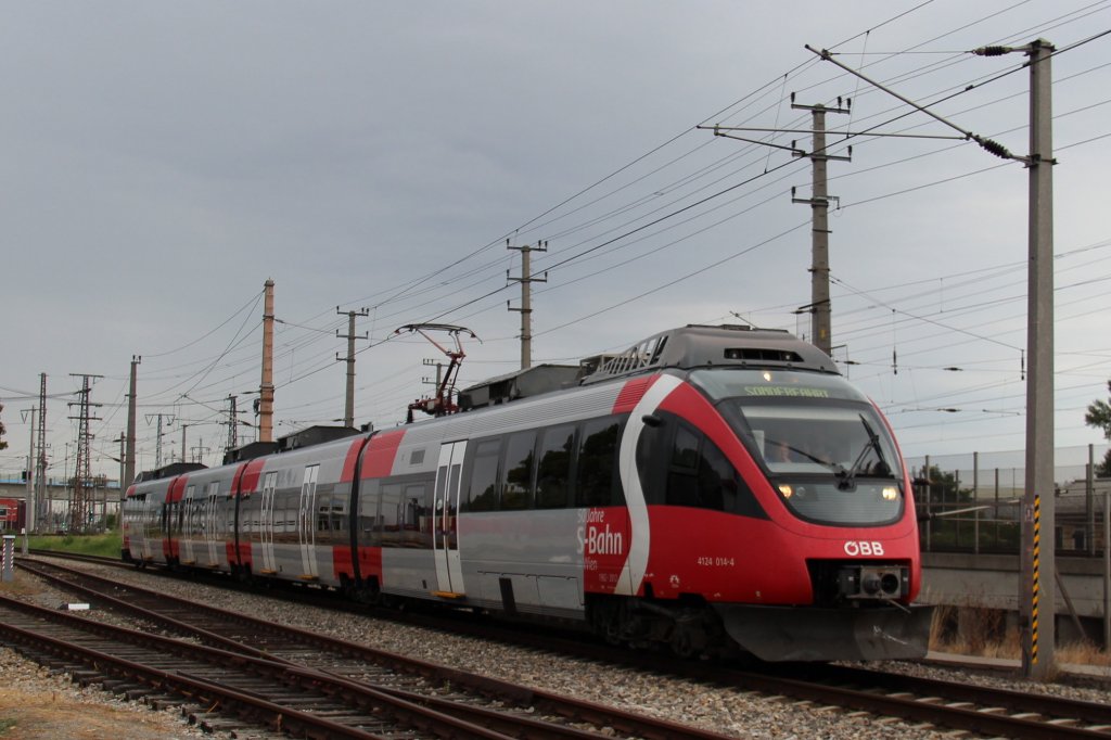 Tag der ffenen Tr im TS-Werk Jedlersdorf und Bahnhofsfest am Wiener Praterstern finden nicht jeden Tag statt. Wegendem gab es einen Pendelverkehr zw diesen zwei Veranstaltungspunkten mit 4124 im Stundentakt, hier zum sehn der 4124 014  50 Jahre Wiener Schnellbahn  kurz vor der Einfahrt des Bahnhof Wien Floridsdorf in ri Wien Praterstern fahrend; am 25.08.2012