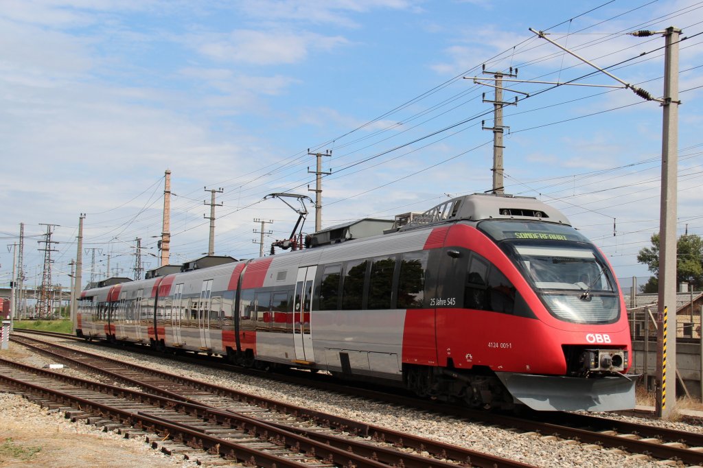Tag der ffenen Tr im TS-Werk Jedlersdorf und Bahnhofsfest am Wiener Praterstern finden nicht jeden Tag statt. Wegendem gab es einen Pendelverkehr zw diesen zwei Veranstaltungspunkten mit 4124 im Stundentakt, hier zum sehn der 4124 001  25 Jahre S 45  kurz vor der Einfahrt des Bahnhof Wien Floridsdorf in ri Wien Praterstern fahrend; am 25.08.2012
